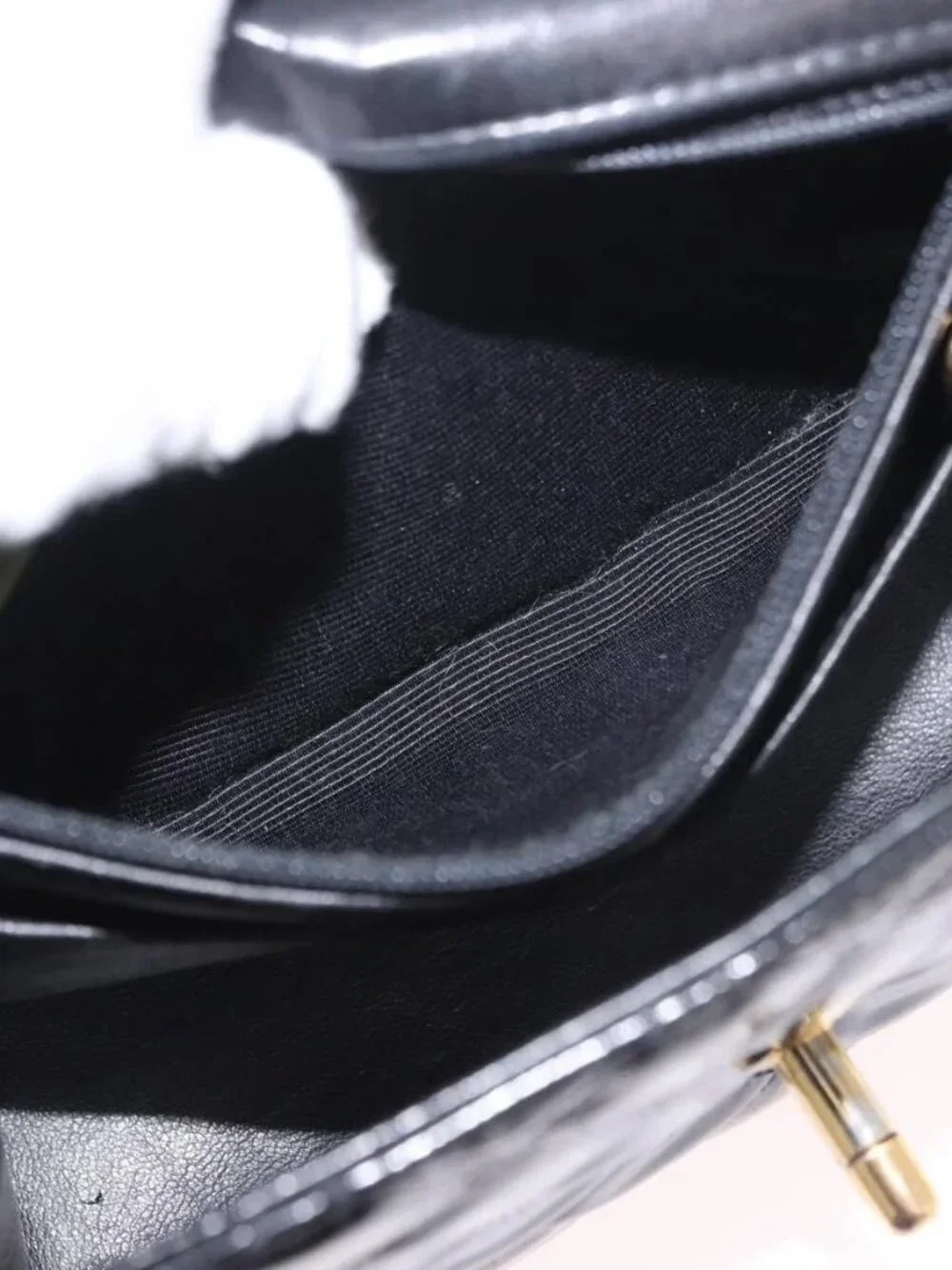 CHANEL Mini Matelasse 17 Chain Bag Patent leather Black Gold CC Auth 184825V
